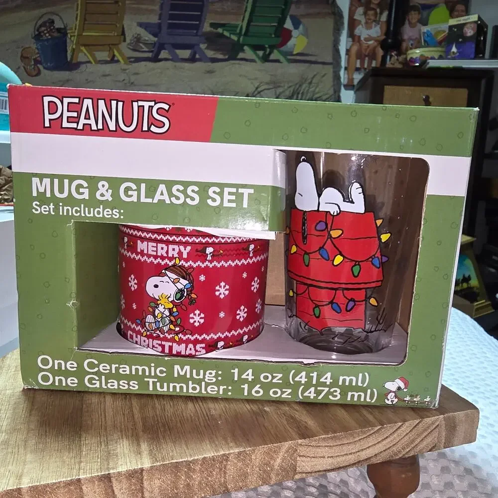 PEANUTS SNOOPY NIB CHRISTMAS GLASSES SET